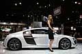 Ragazza e vettura sportiva Audi R8 GT